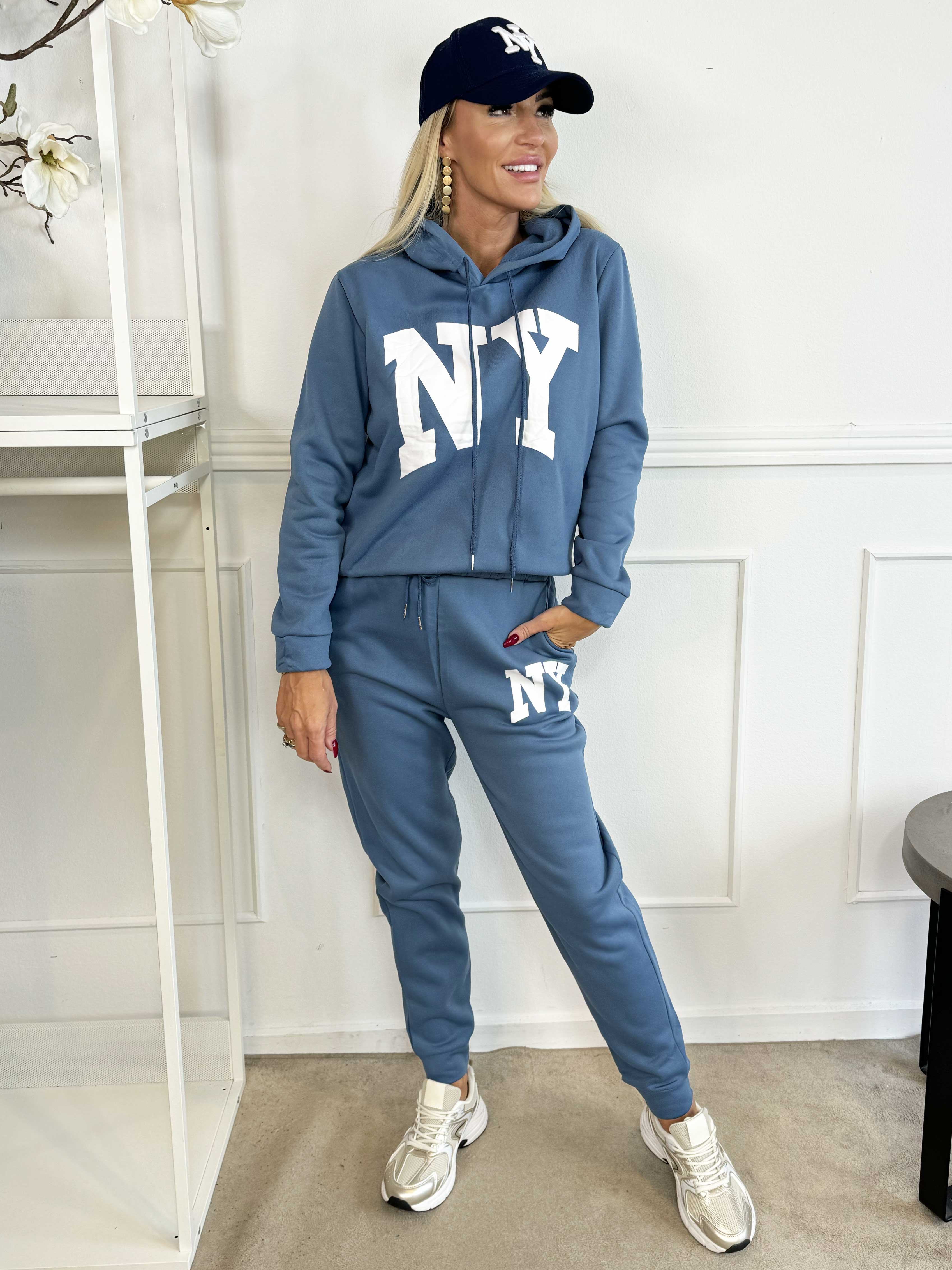 Ania - Joggingdräkt med NY-stående